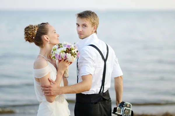 ビーチの結婚式: 海の新郎新婦 — ストック写真