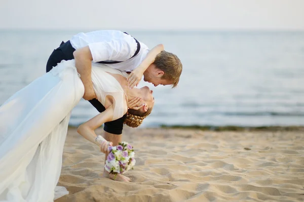 Na pláži svatba: nevěsta a ženich u moře — Stock fotografie