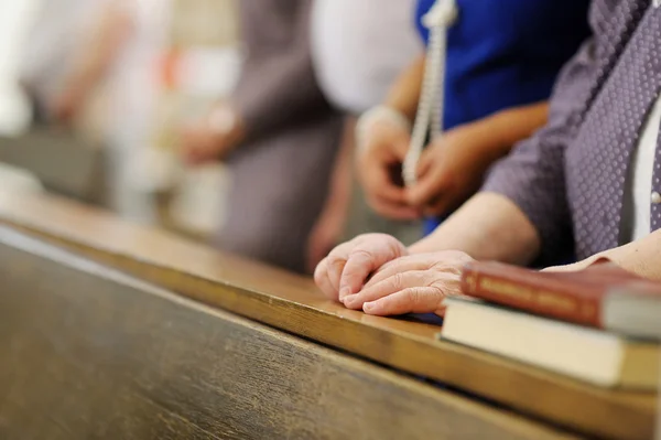 Mujer mayor rezando en una iglesia — Foto de Stock