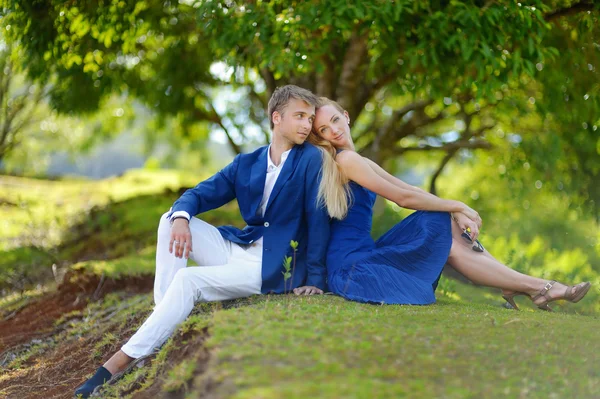 Pareja joven en una isla tropical — Foto de Stock