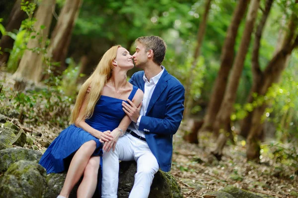 Pareja joven en una isla tropical — Foto de Stock