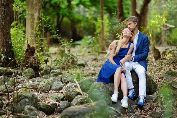 Jovem casal em uma ilha tropical — Fotografia de Stock