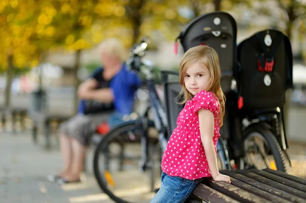 Entzückendes kleines Mädchenporträt im Freien — Stockfoto