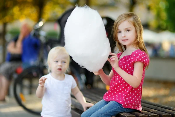 屋外綿菓子を食べることのかわいい女の子 — ストック写真