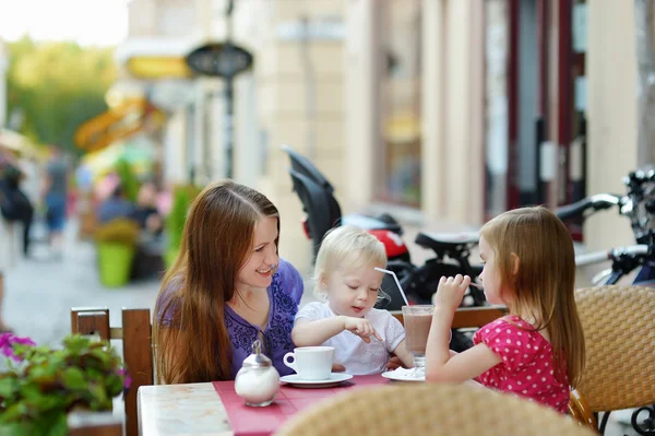 Mother and her daughters relaxing in outdoor cafe — Stock Photo, Image