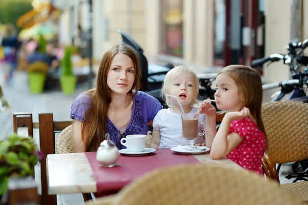 Madre e le sue figlie si rilassano nel caffè all'aperto — Foto Stock