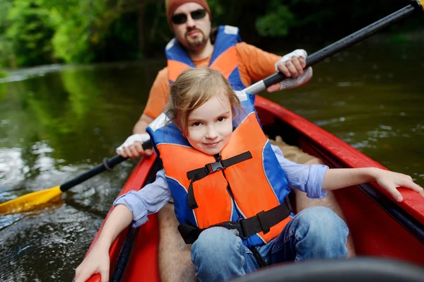 Petite fille et son père sur un kayak — Photo