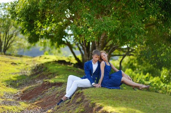 Jovem casal em uma ilha tropical — Fotografia de Stock
