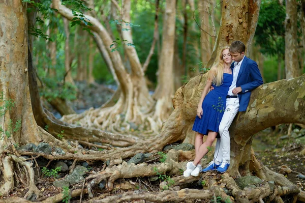 Pareja joven en una isla tropical — Foto de Stock