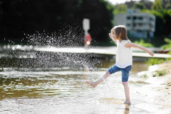 Petite fille s'amuser près d'une rivière — Photo