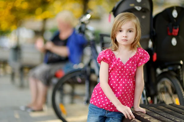 Adorable portrait de petite fille en plein air — Photo