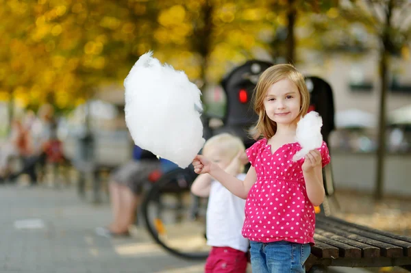 Adorável menina comendo doces-fio dental ao ar livre — Fotografia de Stock