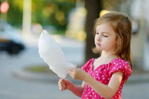 Aranyos kislány, candy floss szabadban étkezési — Stock Fotó