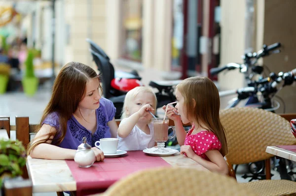 Mère et ses filles se détendent dans un café extérieur — Photo