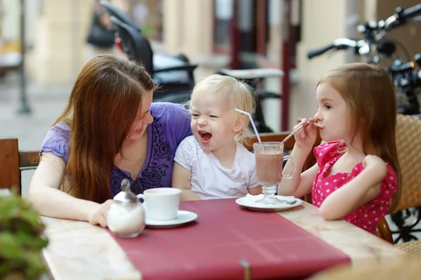 Mutter und ihre Töchter entspannen sich im Café im Freien — Stockfoto