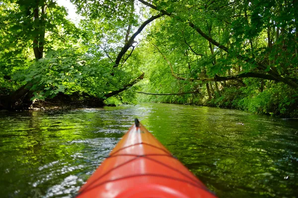Kayak remando en el río — Foto de Stock