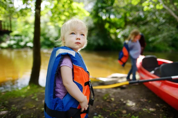 Cute toddler girl getting ready for kayaking — Stock Photo, Image