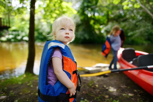 Linda niña que se prepara para el kayak — Foto de Stock