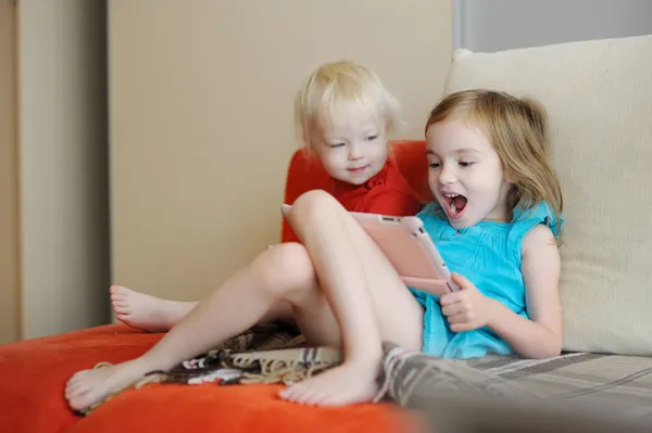 Due bambini che giocano su un tablet digitale — Foto Stock