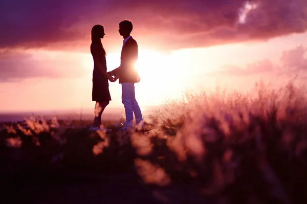Mladý pár se těší na západ slunce — Stock fotografie