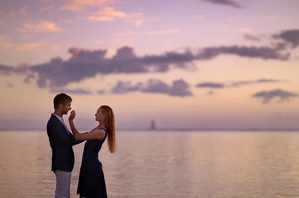 Vackra romantiska par på en tropisk strand — Stockfoto