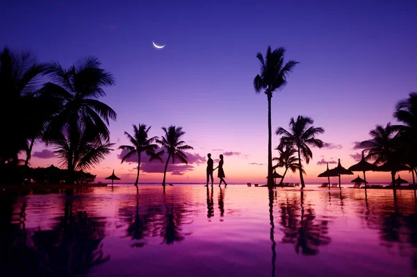 Siluetas de pareja joven al atardecer escénico —  Fotos de Stock