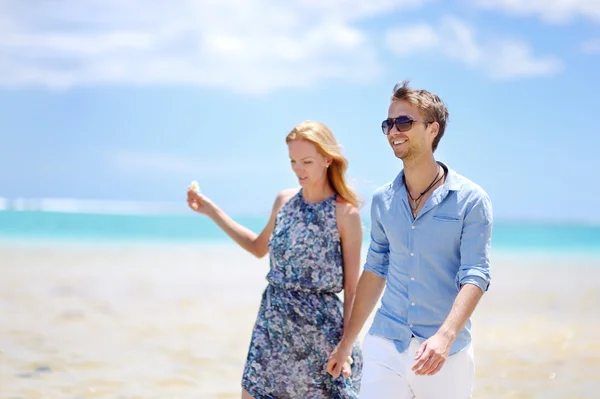 Jovem casal em uma ilha tropical — Fotografia de Stock