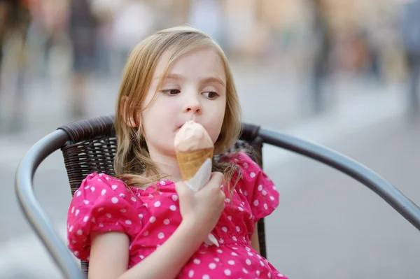 Adorável menina comendo sorvete ao ar livre — Fotografia de Stock