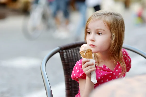 สาวน้อยที่น่ารัก กินไอศครีมข้างนอก — ภาพถ่ายสต็อก