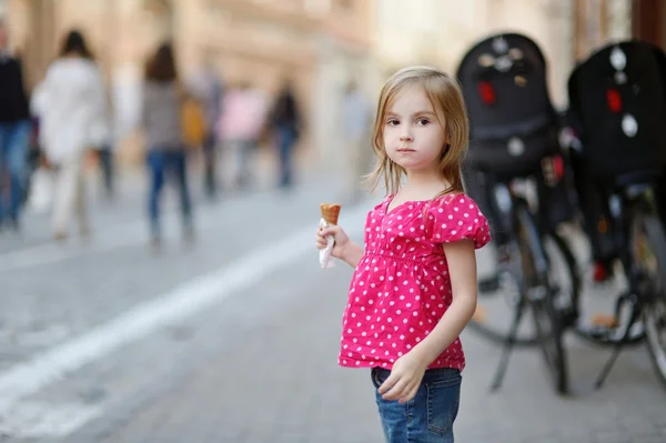 Adorável menina comendo sorvete ao ar livre — Fotografia de Stock