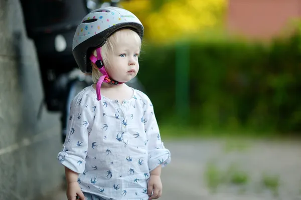 Malé batole dívka připraven k jízdě na kole — Stock fotografie