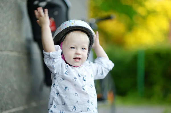 Pequena menina infantil pronta para andar de bicicleta — Fotografia de Stock