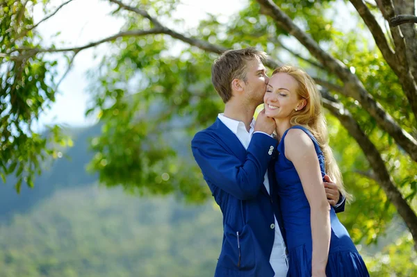 Jovem casal bonito se divertindo em um parque — Fotografia de Stock