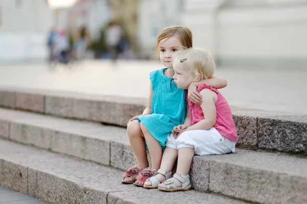 Portrait de deux petites sœurs à l'extérieur — Photo