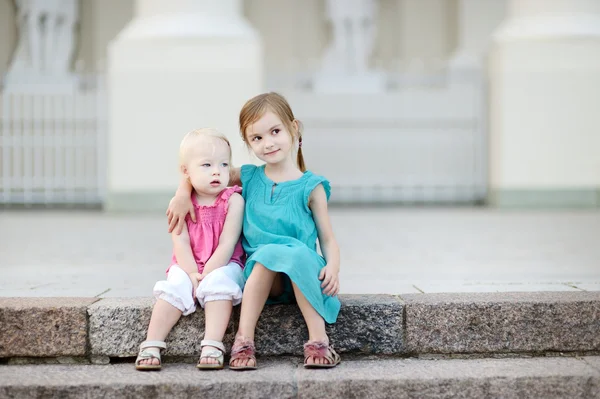 Портрет двух маленьких сестёр на улице — стоковое фото