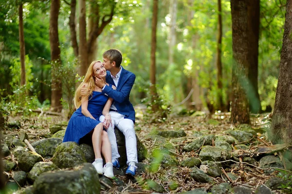 Pareja joven en una isla tropical — Foto de Stock