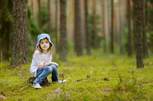 Sevimli küçük kız ormanda hiking — Stok fotoğraf