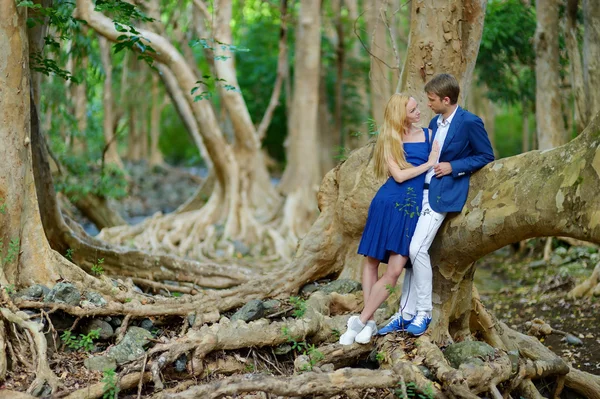 Pareja joven en una isla tropical — Foto de Stock