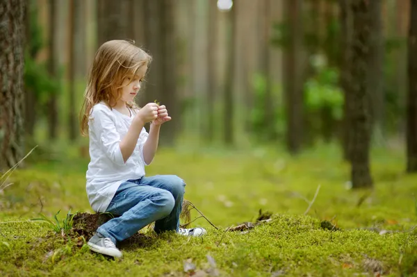 Roztomilá holčička, turistika v lese — Stock fotografie