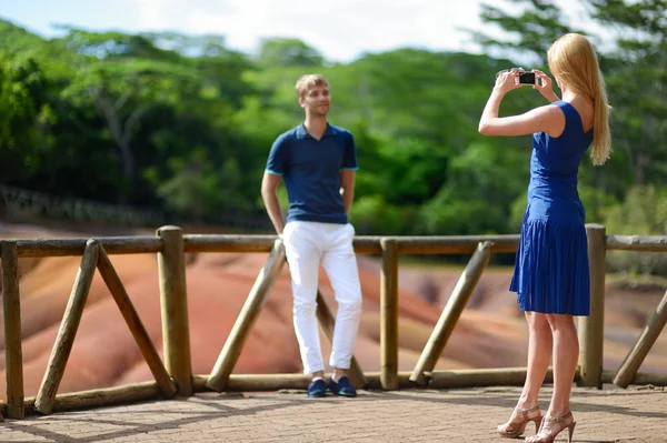 Pareja joven visitando tierras de color Chamarel —  Fotos de Stock