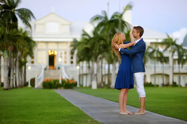 Pareja joven en un resort tropical — Foto de Stock