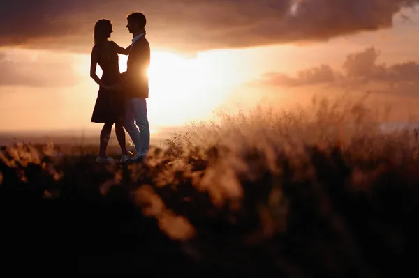 Junges Paar genießt den Sonnenuntergang — Stockfoto
