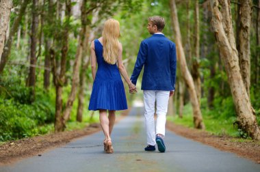 tropik bir adada genç Çift