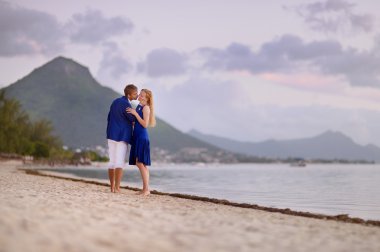 bir tropik sahilde güzel Romantik Çift