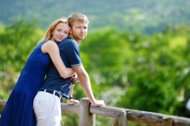 tropik bir adada genç Çift