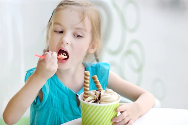 Adorável menina comendo sorvete — Fotografia de Stock