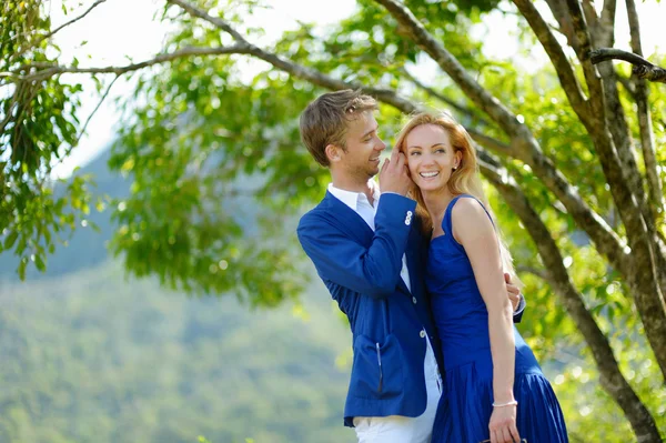 Jovem casal em uma ilha tropical — Fotografia de Stock