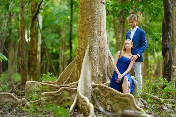 Jovem casal em uma ilha tropical — Fotografia de Stock