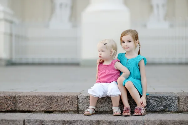 Retrato de dos hermanas pequeñas al aire libre —  Fotos de Stock