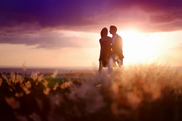 欣赏落日美景的年轻夫妇 — 图库照片